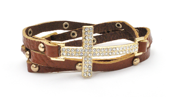 ３重巻きレザーブレスレット　クロスチャーム