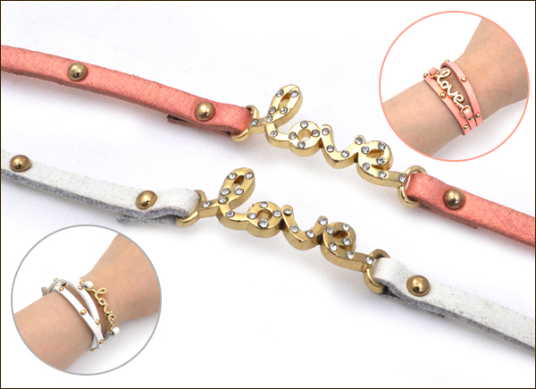 ３重巻きレザーブレスレット　LOVEチャーム