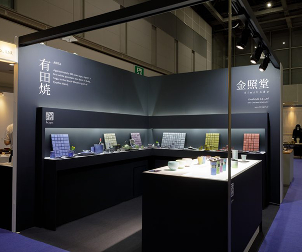暗い展示会ブースのイメージ